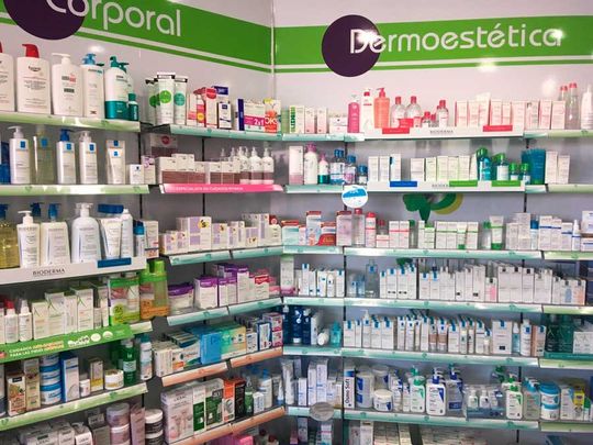 Farmacia Ramírez Vence productos cosmeticos exhibidos
